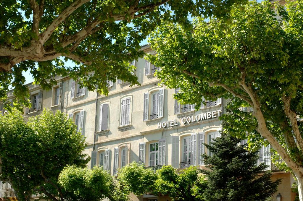 duży biały budynek z napisem w obiekcie Hôtel Colombet w mieście Nyons