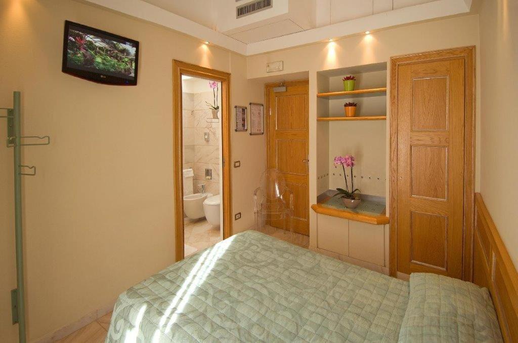 Postel nebo postele na pokoji v ubytování Hotel Sempione