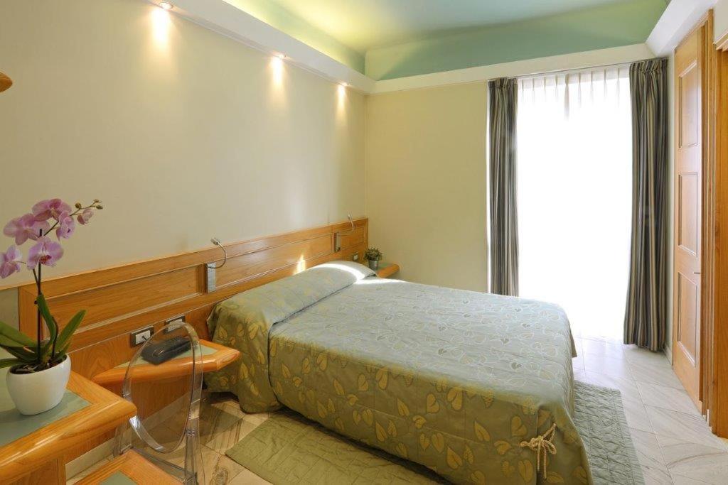 Postel nebo postele na pokoji v ubytování Hotel Sempione