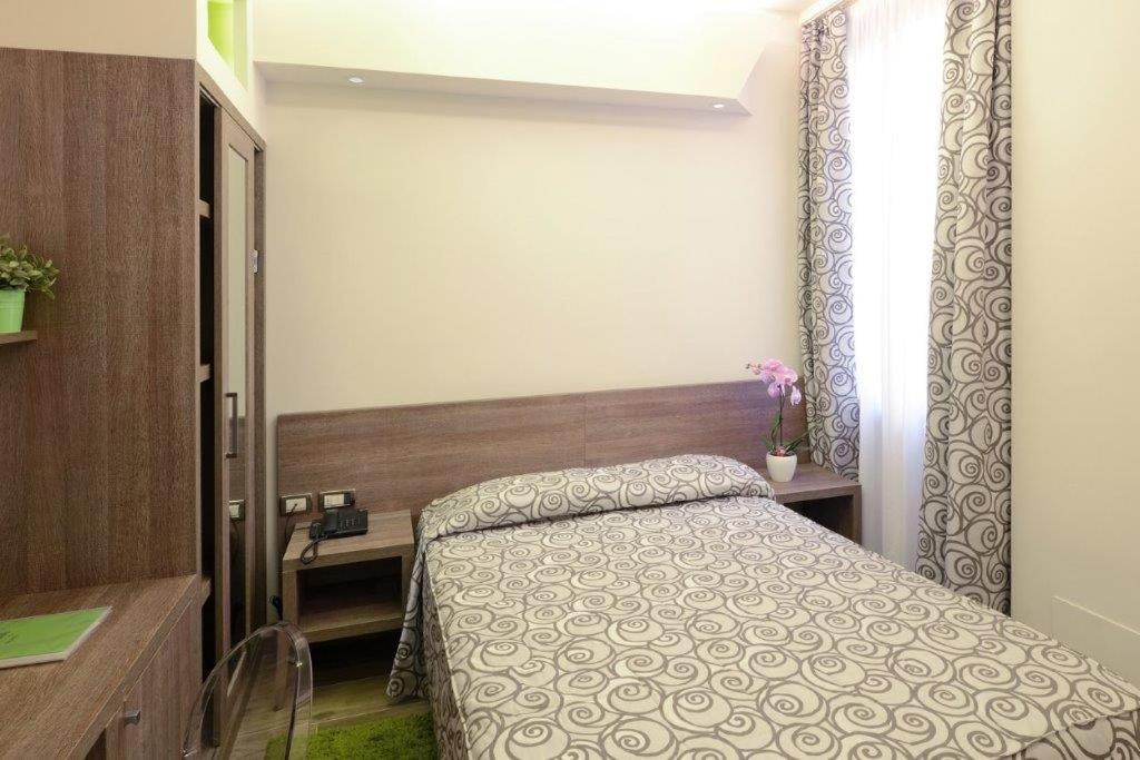 Postel nebo postele na pokoji v ubytování Hotel Sempione