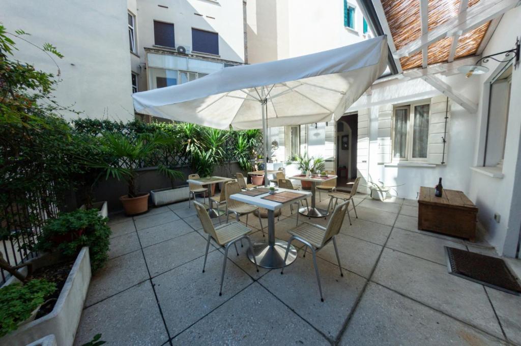 Patio alebo iná vonkajšia časť ubytovania B&B Madam Treviso