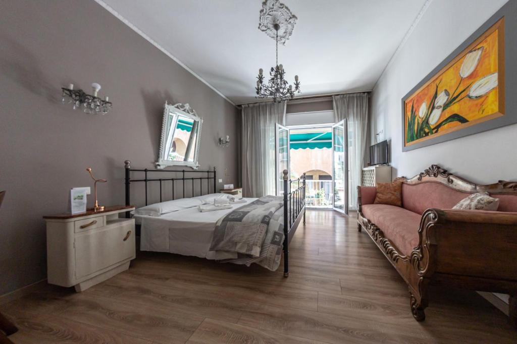 1 dormitorio con 1 cama y 1 sofá en B&B Madam Treviso, en Treviso