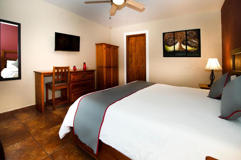 Postel nebo postele na pokoji v ubytování La Casona Tequisquiapan Hotel & Spa