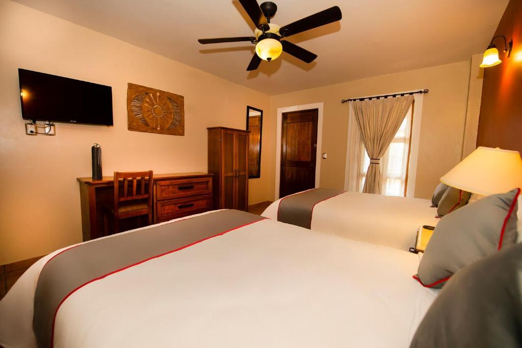 Postel nebo postele na pokoji v ubytování La Casona Tequisquiapan Hotel & Spa