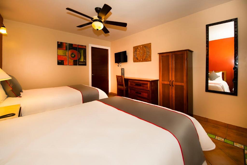 Postel nebo postele na pokoji v ubytování La Casona Tequisquiapan Hotel & Spa