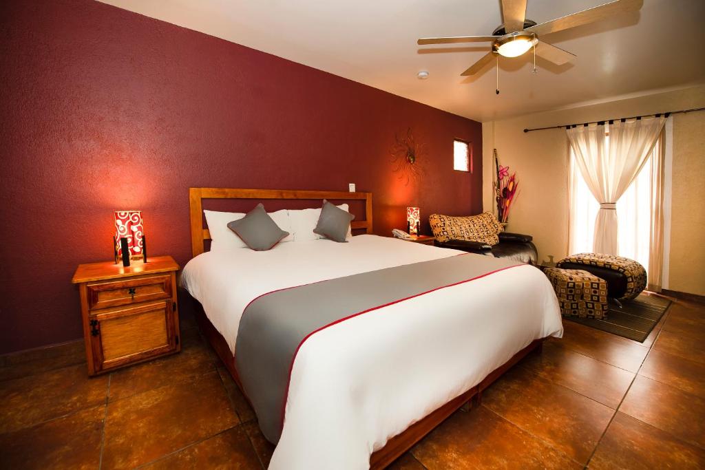 Postel nebo postele na pokoji v ubytování La Casona Tequisquiapan Hotel & Spa