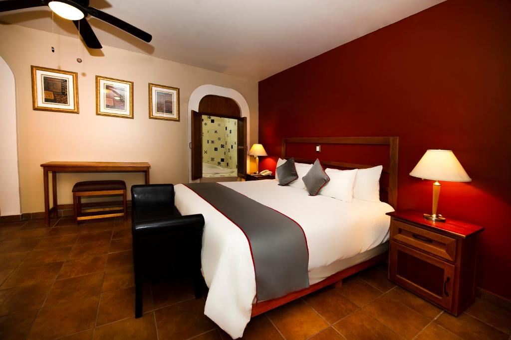 Postel nebo postele na pokoji v ubytování La Casona Tequisquiapan Hotel & Spa