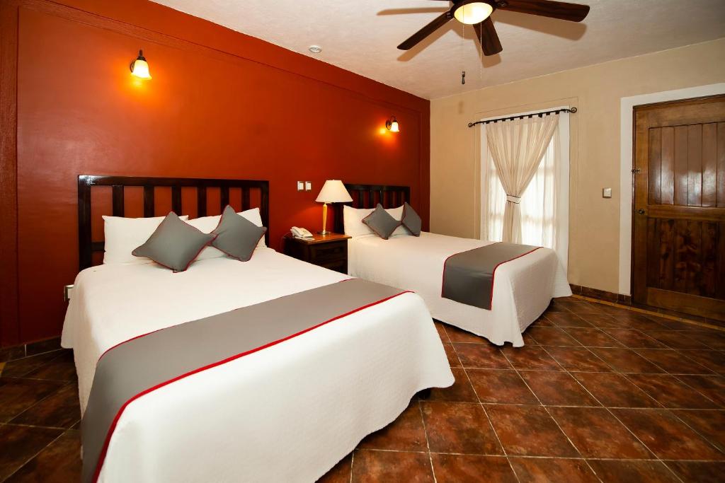 Postel nebo postele na pokoji v ubytování La Casona Tequisquiapan Hotel & Spa