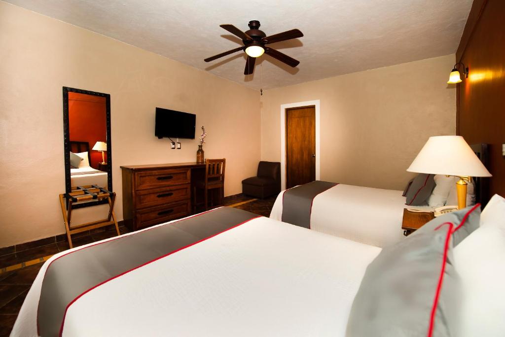 Postel nebo postele na pokoji v ubytování La Casona Tequisquiapan Hotel & Spa