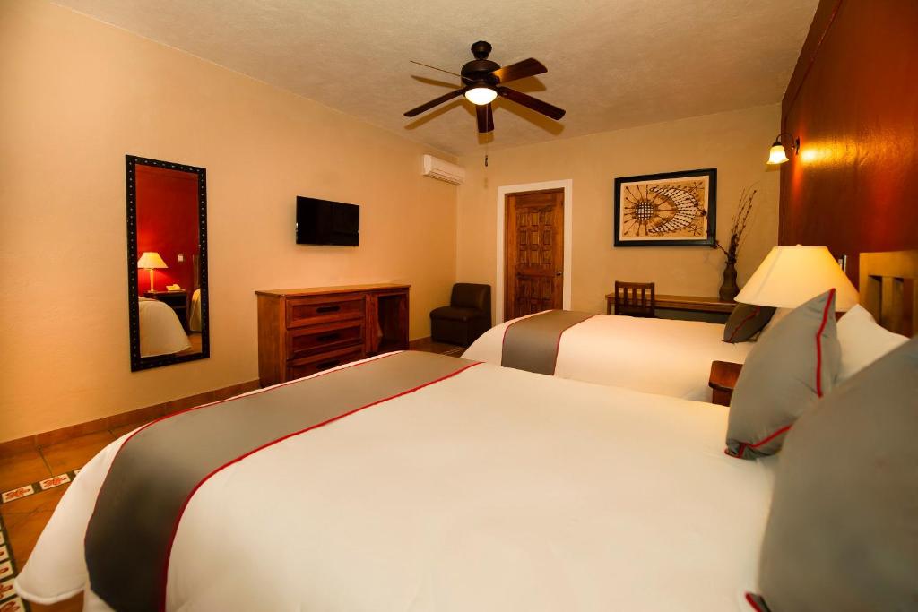Postel nebo postele na pokoji v ubytování La Casona Tequisquiapan Hotel & Spa