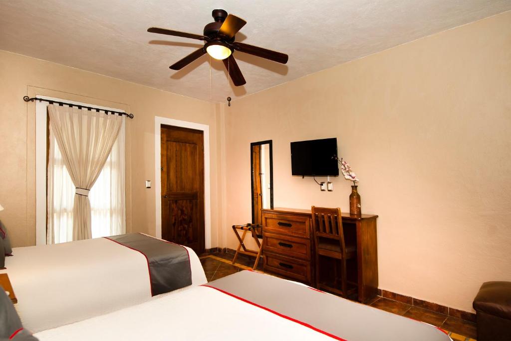 Postel nebo postele na pokoji v ubytování La Casona Tequisquiapan Hotel & Spa
