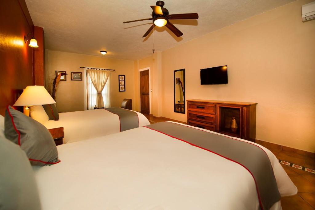 Postel nebo postele na pokoji v ubytování La Casona Tequisquiapan Hotel & Spa