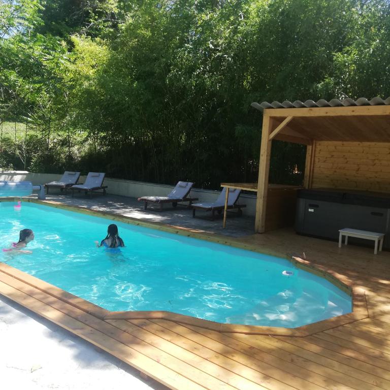 Bazén v ubytování Chambre d'Hôtes Au Jardin Des Saveurs nebo v jeho okolí