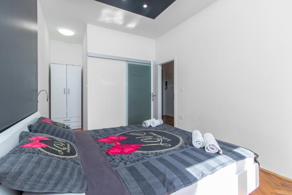 Posteľ alebo postele v izbe v ubytovaní Apartmani Dada