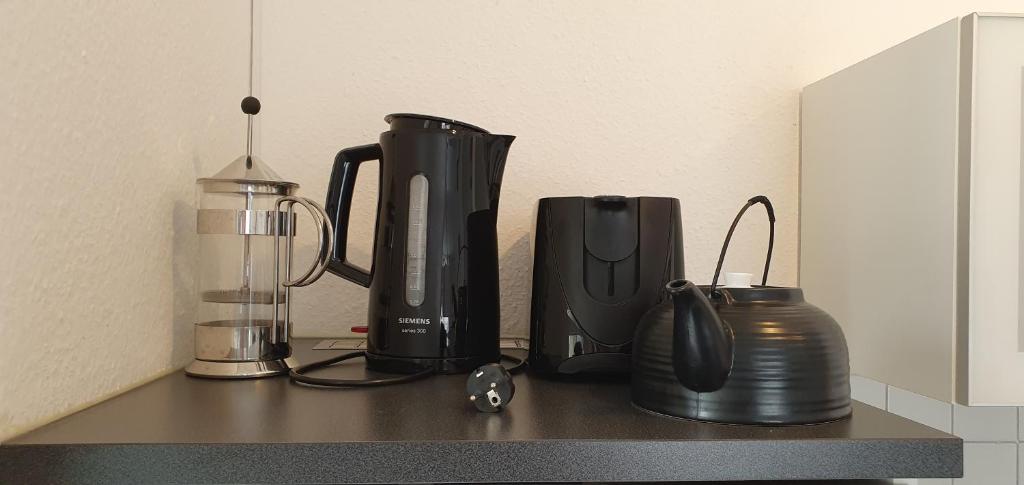 Příslušenství pro přípravu čaje a kávy v ubytování Komfortables 3-Zimmer Apartment in Schwetzingen zwischen Mannheim und Heidelberg