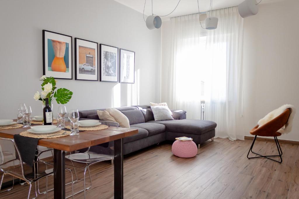 a living room with a couch and a table at Lucky Home Near Train Station and City center in Verona