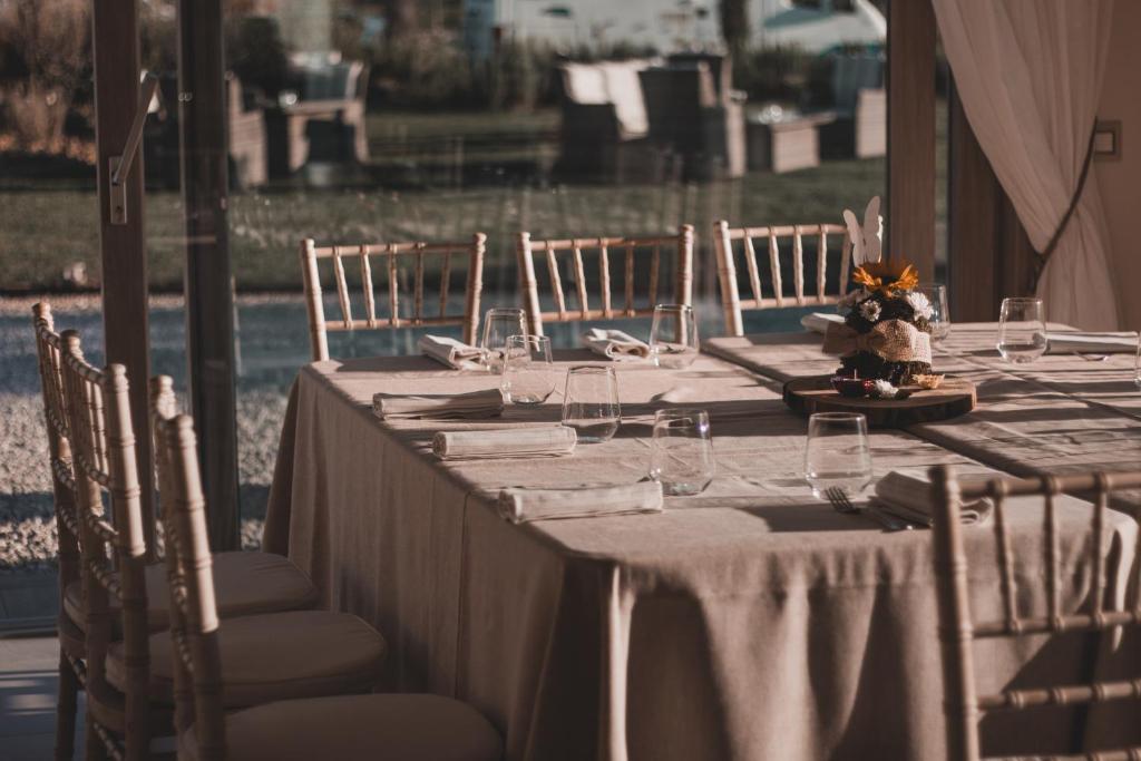 Reštaurácia alebo iné gastronomické zariadenie v ubytovaní Fattoria L'Olmetto