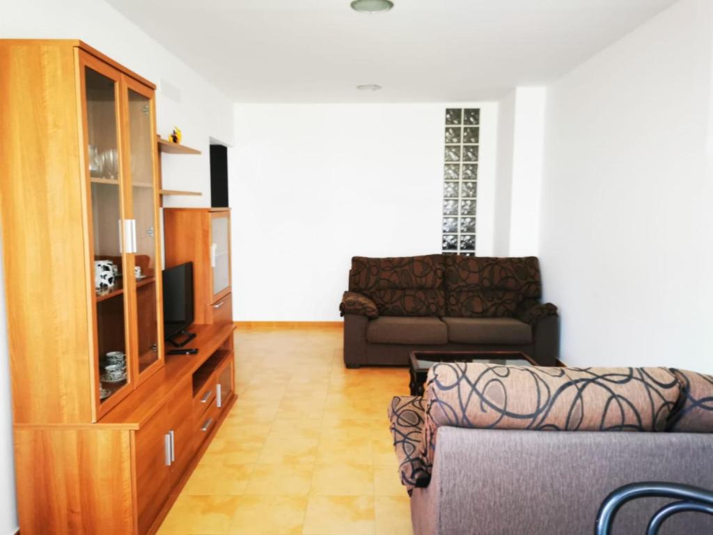 salon z kanapą i krzesłem w obiekcie Loft Pedras Negras w mieście San Vicente do Mar