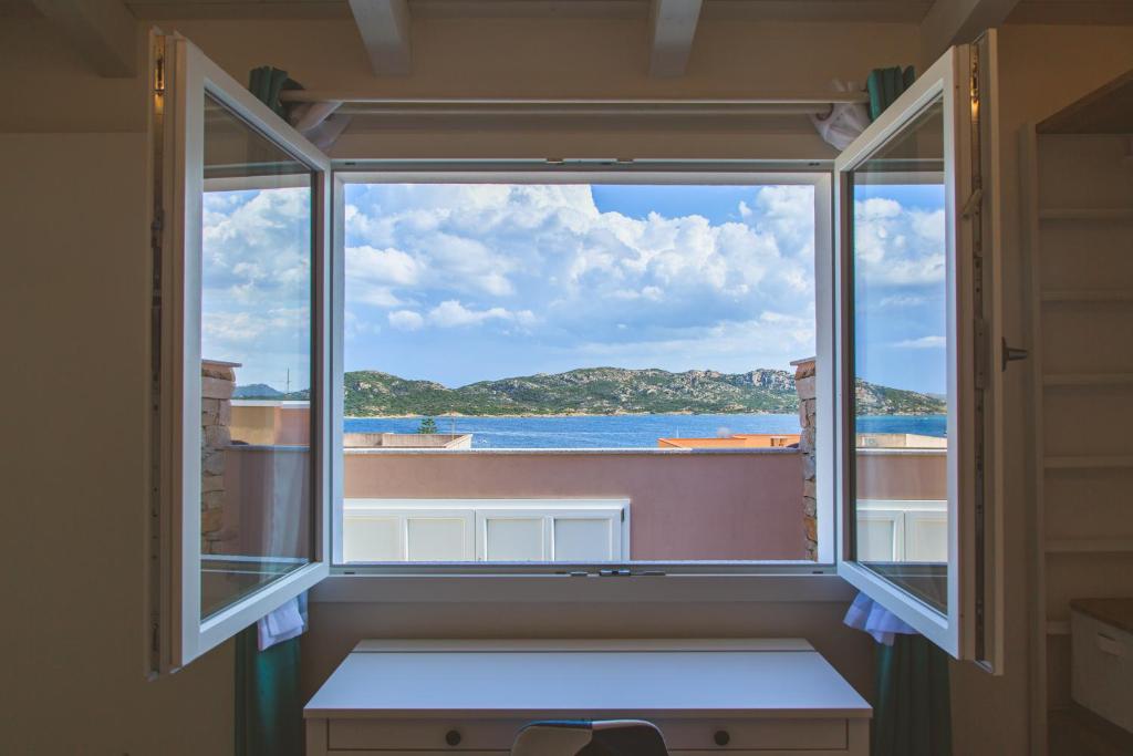 una finestra con vista sull'oceano di Controvento a La Maddalena