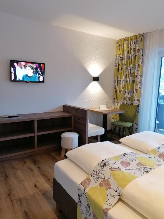 Postel nebo postele na pokoji v ubytování Pension Claudia Zell am See