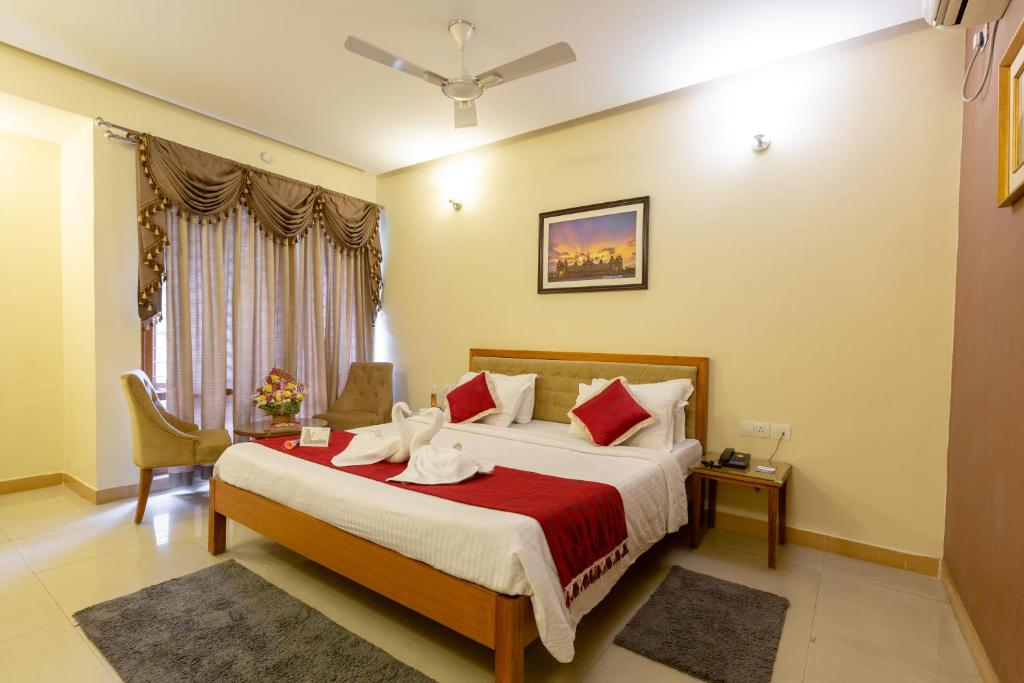 Кровать или кровати в номере KSTDC Hotel Mayura Hoysala, Mysore