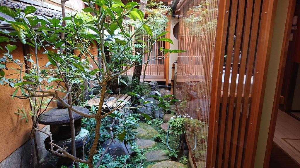 un jardin avec des rochers et des plantes dans un bâtiment dans l'établissement Wajimaya Ryokan, à Kyoto