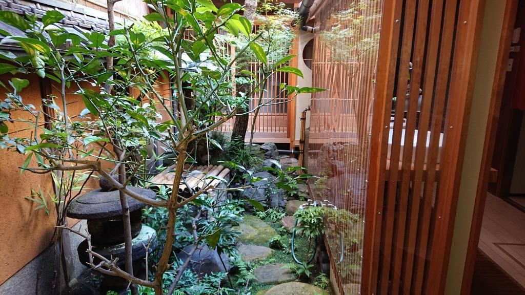 un giardino con rocce e piante in un edificio di Wajimaya Ryokan a Kyoto