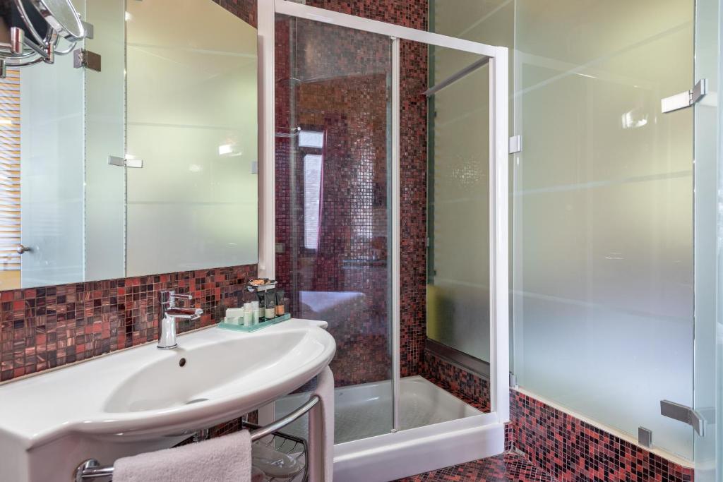 a bathroom with a sink and a shower at Sogno di Giulietta e Romeo in Venice