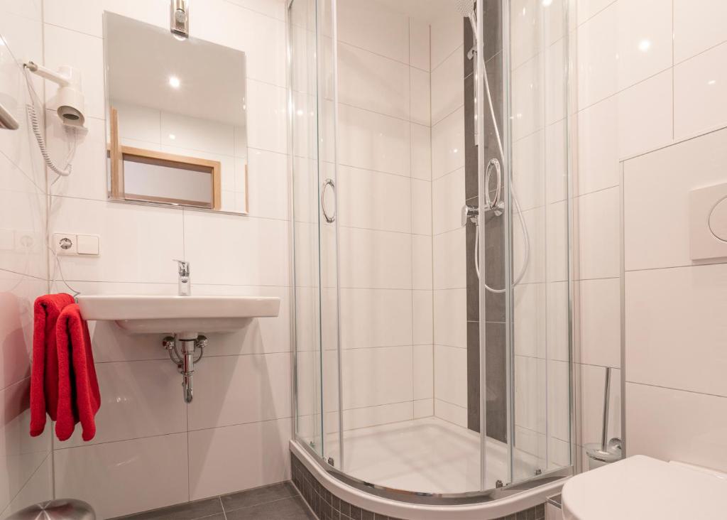 Hotel Restaurant Schwert - Triple Room With Bathroom