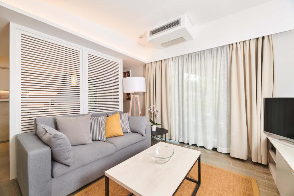 ein Wohnzimmer mit Couch und Fernseher in der Unterkunft Villas Bellevue Plava Laguna in Poreč