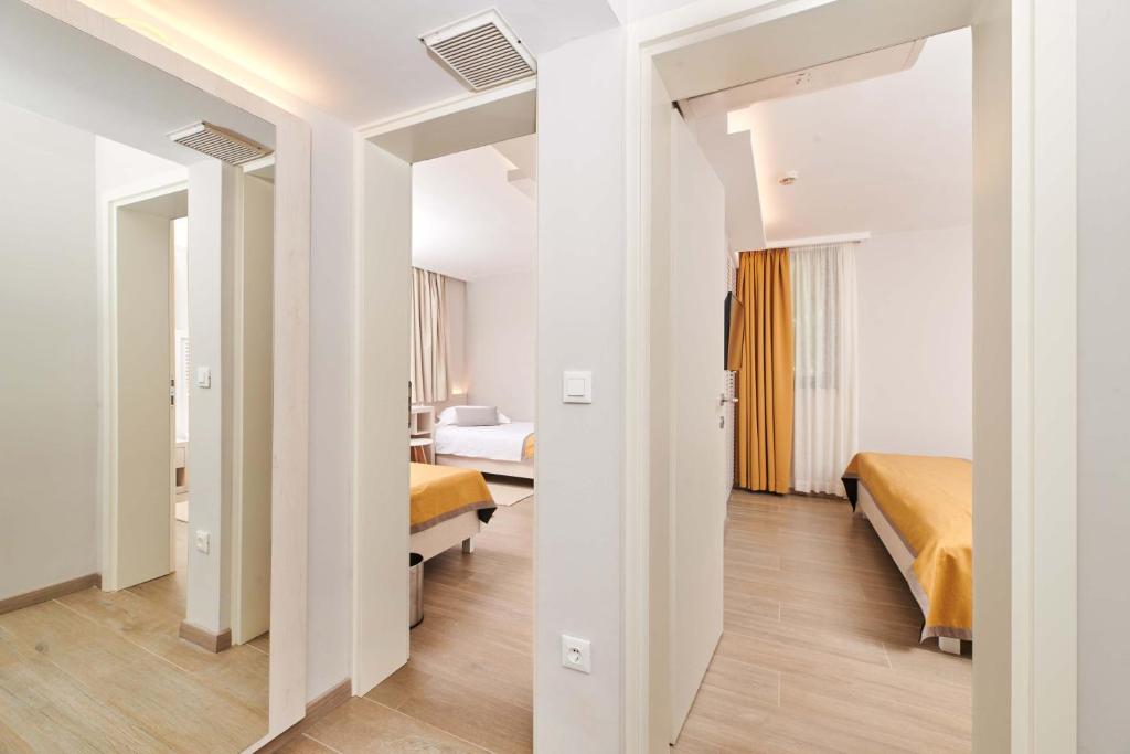 Ein Bett oder Betten in einem Zimmer der Unterkunft Villas Bellevue Plava Laguna