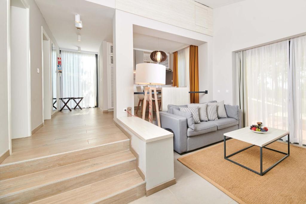 ein Wohnzimmer mit einer Couch und einem Tisch in der Unterkunft Villas Bellevue Plava Laguna in Poreč