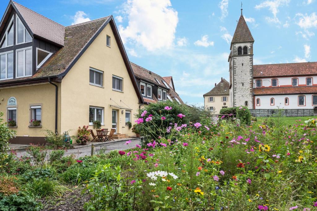 um jardim com flores em frente a um edifício em Appartement Böhler 2 em Reichenau