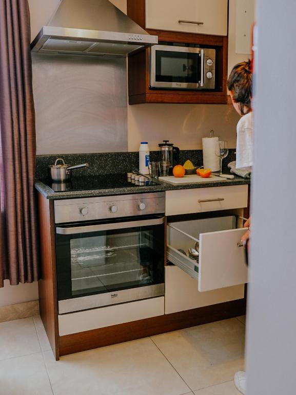Kuchyňa alebo kuchynka v ubytovaní Five Lamps Suites