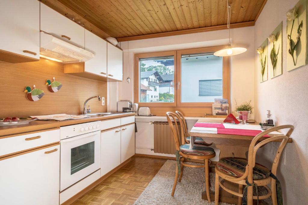 Kuchyň nebo kuchyňský kout v ubytování Försterhaus Wohnung Obergeschoss