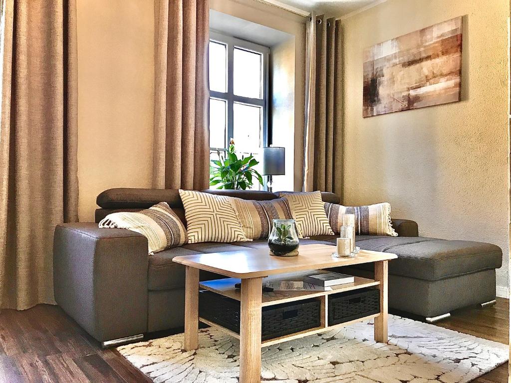 ein Wohnzimmer mit einem Sofa und einem Couchtisch in der Unterkunft Apartament Blue Crystal in Jelenia Góra