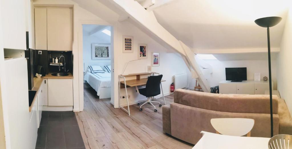 Habitación con cama, escritorio y sofá. en An So Nice Flat, en Niza