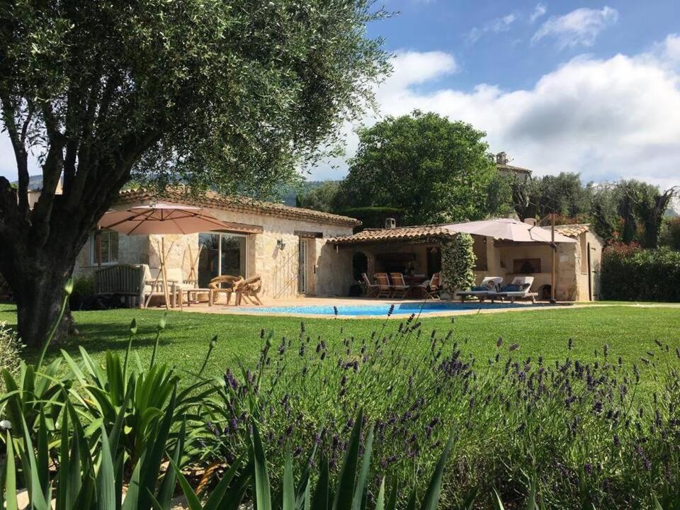 een landhuis met een tuin en een zwembad bij VILLA EN PIERRE in Vence