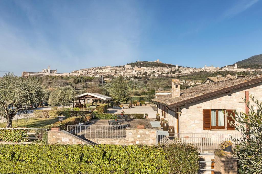 una casa con una colina en el fondo en Panorama d'Incanto, en Asís