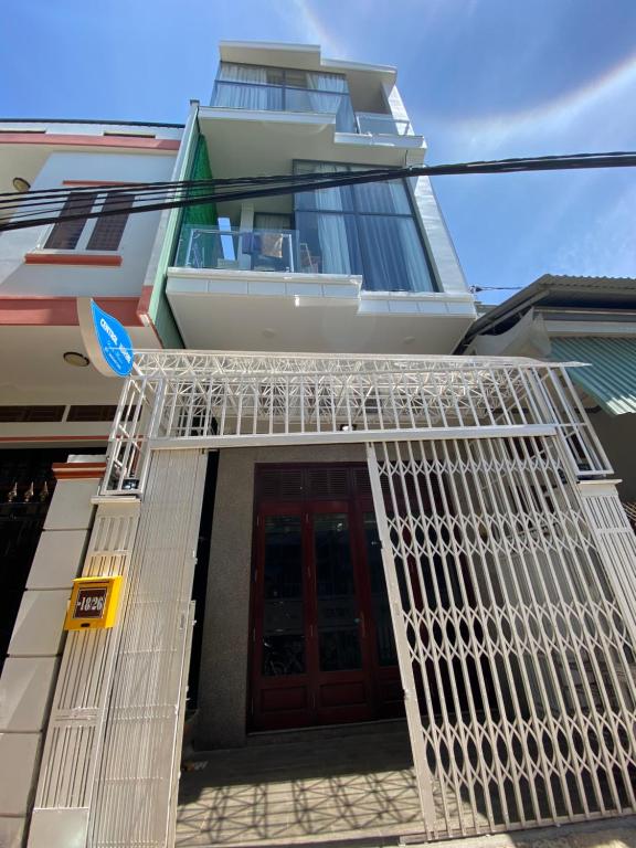 Un edificio con un cancello bianco davanti di CENTRAL HOME a Pleiku