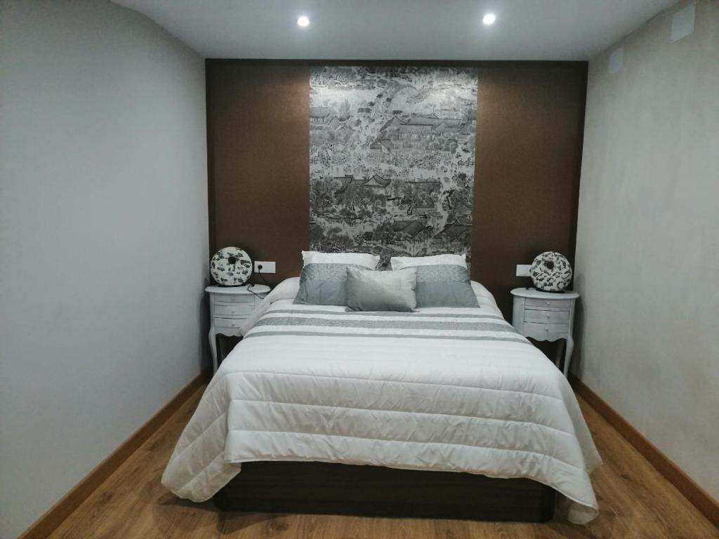 サン・フェリセス・デ・ロス・ガジェゴスにあるLa morada del tioのベッドルーム1室(大型ベッド1台、ナイトスタンド2台付)