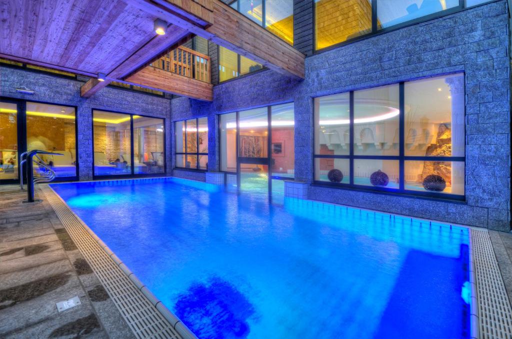 The swimming pool at or close to Hotel Kendler