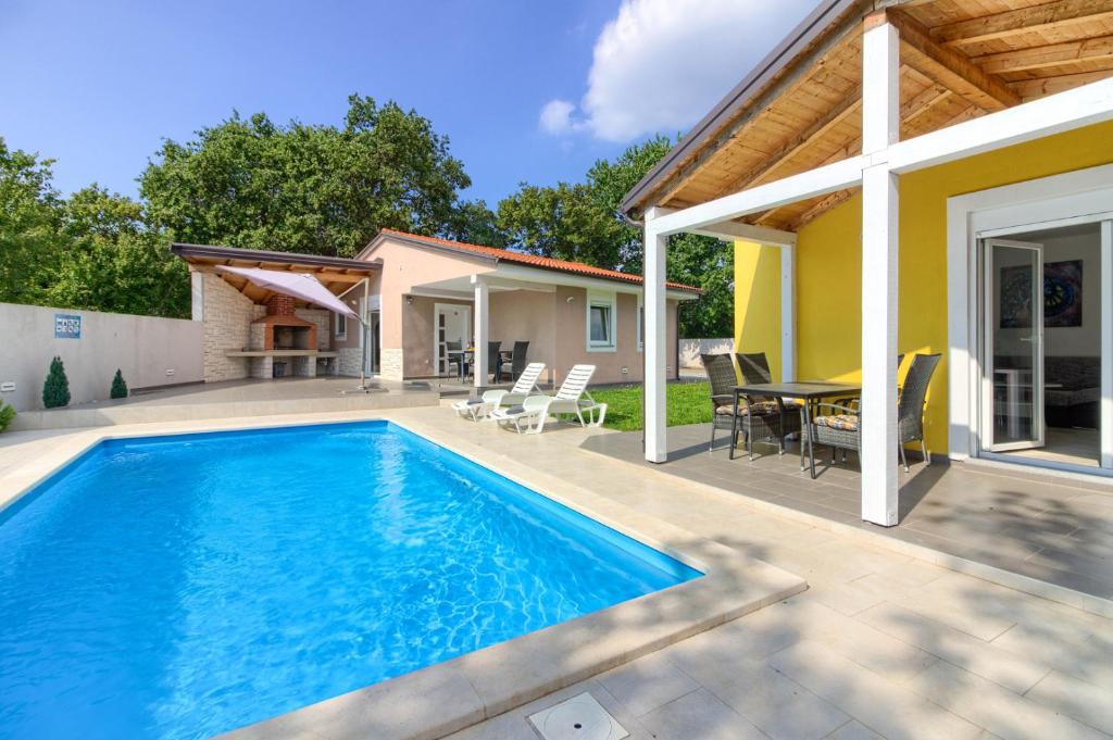 Beatiful families oriented villa Trusina with pool immersed in the nature near the town - Three-Bedroom Villa