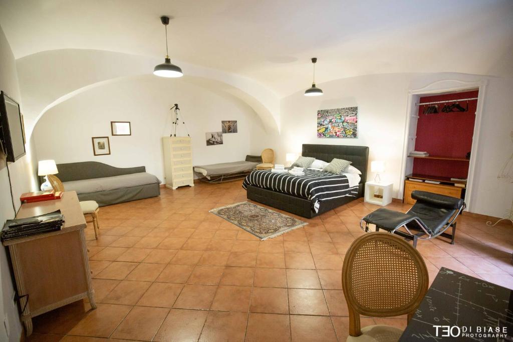 uma grande sala de estar com uma cama e um sofá em La Loggia di Cassano by Dimorra em Nápoles