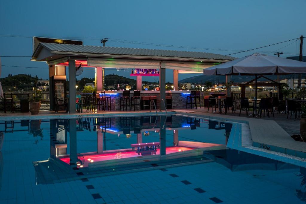 Bazén v ubytování Aphrodite Studios & Suites - 140m from the beach, by ZanteWize nebo v jeho okolí