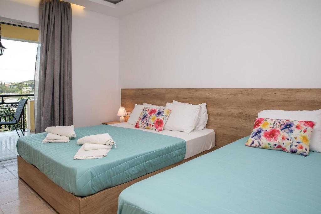 Postel nebo postele na pokoji v ubytování Aphrodite Studios & Suites - 140m from the beach, by ZanteWize
