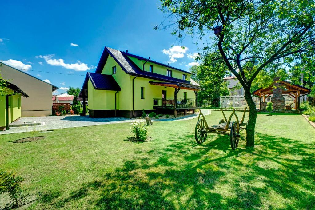 un banco en el patio de una casa en Sanocka Willa, en Sanok