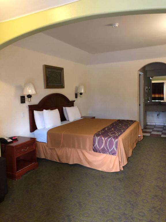 una camera d'albergo con letto e tavolo di Porter Executive Inn & Suites a Porter