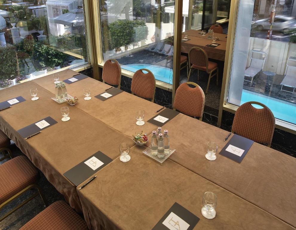 Bazén v ubytování Hotel Ambasciatori nebo v jeho okolí