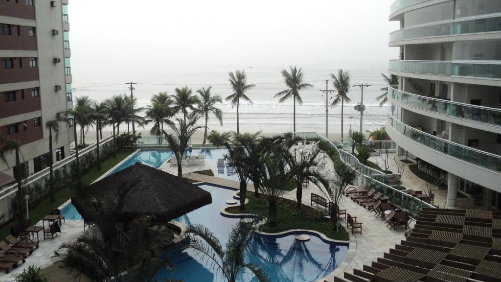 - Vistas a un complejo con piscina y a la playa en Apto à beira-mar c churrasq na Praia das Astúrias, en Guarujá